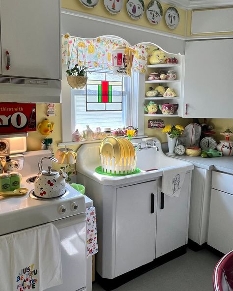 Granny Chic Decor Vintage Homes Cottage Style, Kitsch Kitchen Decor, Vintage Cabinets Kitchen, Retro Appliances Kitchen, Retro Kitchen Ideas 1950s, 70s Kitchen Aesthetic, Vintage Eclectic Kitchen, Granny Kitchen, Grandmacore Kitchen