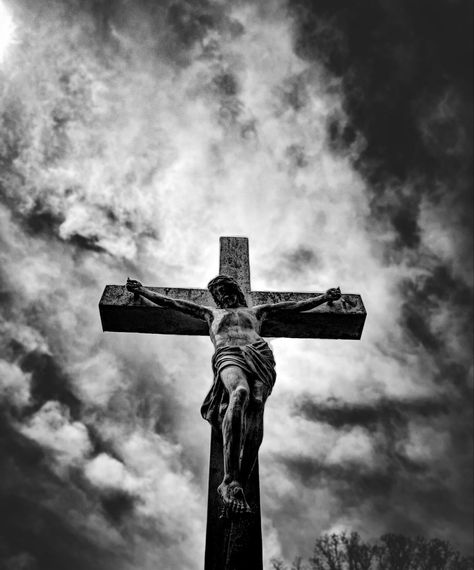 Christian Wallpers Black And White, Dark Easter Aesthetic Wallpaper, Jesus Wallpaper Black And White, Black And White Christian Aesthetic, Black Cross Wallpaper, Cross Wallpaper Iphone, Christian Profile Picture, Jesus Black And White, Jesus Christ On The Cross