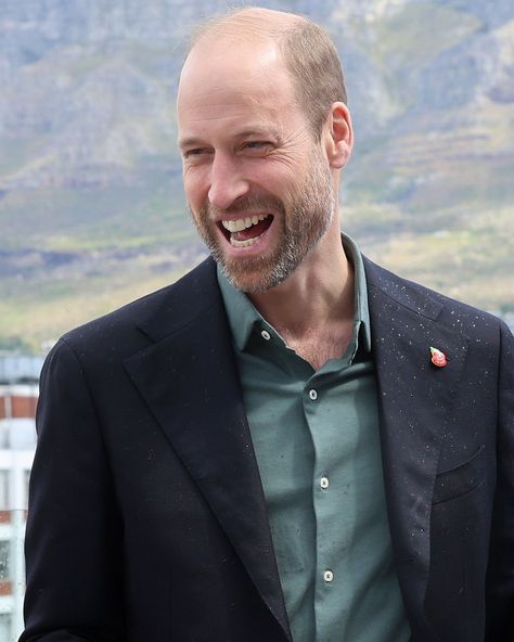 Prince William received a warm welcome in Cape Town as he has arrived ahead of the Earthshot Prize Awards 🌍 We are on the trip with him reporting from the ground - follow our socials and link in bio for all the action! 👑