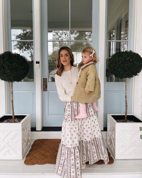 Julia Berolzheimer Daily Look featuring Julia wearing Vince sweater, Anna Mason skirt, and Sezane sneakers. Julia Berolzheimer Outfits, Pinterest Mom, Anna Mason, Julia Berolzheimer, Mommy Outfits, Amazon Dresses, Citizens Of Humanity Jeans, Blogger Style, Outfit Goals