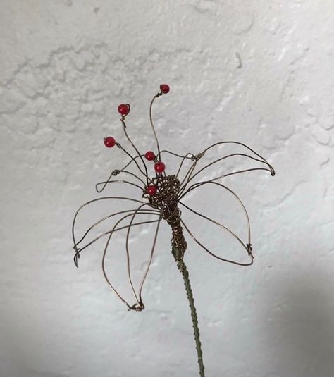 Plant Wire Sculpture, 3d Wire Flowers, Wired Flowers Diy, Wire Flower Sculpture, Wire Flowers With Beads, Metal Wire Flowers, Copper Wire Flowers, How To Make Wire Flowers, Wire Flowers Tutorial