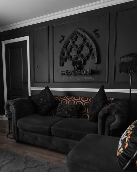 𝕵𝖚𝖘𝖙𝖎𝖓𝖊 𝕷𝖔𝖚𝖎𝖘𝖊 🎃💀 no Instagram: “Absolutely love this new feature in the living room. I haven't shared a post yet of the living room since we panelled this wall & added…” Panelled Walls Living Room, Gothic Living Room, Goth Prom, Gothic Bedroom, Gothic House, Living Room Wall, Rustic Style, Feature Wall, Bedroom Makeover