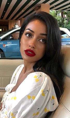 Cindy Kimberly Red Lipstick, Brunette With Red Lipstick, Brunette Red Lipstick, Brunette Red Lips, Red Lips Aesthetic, Red Lipstick Aesthetic, Red Lip Makeup, Glasses Makeup, Smink Inspiration