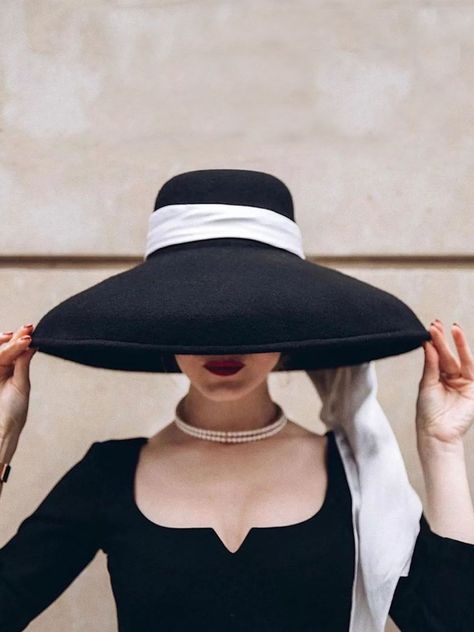 Women French Retro Large Brimmed Straw Hat Female Summer Sun Shade Hat – MissFoxFashion Couture Dior, Dorothy Dandridge, French Retro, Foto Poses, Classy Aesthetic, Sun Hats For Women, Moda Vintage, Black Hat, 가을 패션