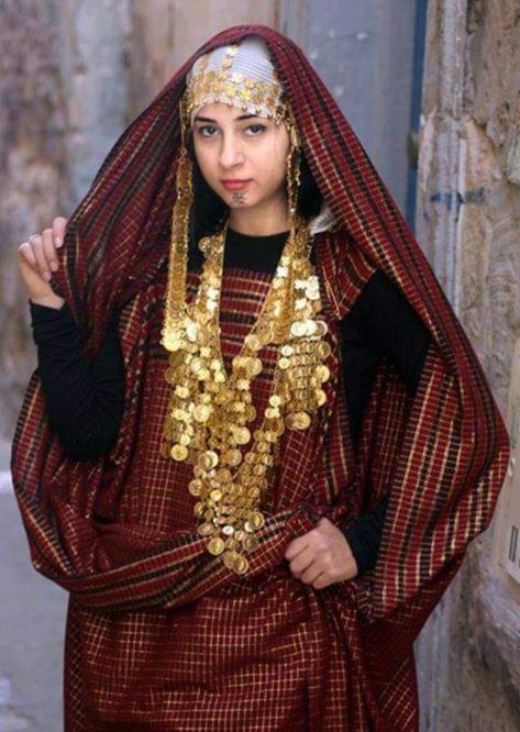 Tunisia Fashion, Tunisian Aesthetic, Tunisian Clothes, Movie Ideas, People Of The World, Tunisia, Traditional Dresses, Middle East, Muslim Fashion