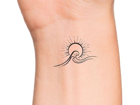 Wave Finger Tattoo Simple, Sun With Waves Tattoo, Sun Setting Tattoo, Sun And Wave Tattoo Simple, Tattoos Seashell, Sun And Sea Tattoo, Holiday Tattoo Ideas, Beachy Tattoos For Women, Sun And Ocean Tattoo