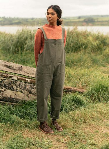 Linen Overalls Winter, Boho Farm Outfit, Outdoor Teacher Outfits, Linen Clothing Aesthetic, Linen Overalls Outfit Winter, Folk Outfits Aesthetic, Natural Outfits Aesthetic, Gardening Outfits For Women, Gardener Aesthetic Outfit