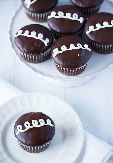 Homemade Hostess Cupcakes Hostess Cupcakes, Köstliche Desserts, Chocolate Cupcakes, Healthy Dessert, Cupcake Recipes, Cake Cookies, Just Desserts, Scones, Cake Desserts