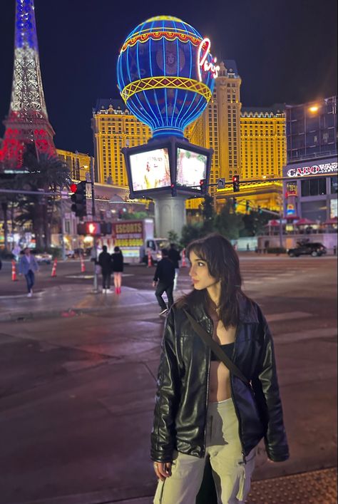 women in black leather jacket and green cargo pants standing in front of the paris hotel in las vegas. Photoshoot In Las Vegas, Vegas Strip Photoshoot, Vegas Inspo Pics, Photoshoot Summer Outfits, F1 Vegas, Las Vegas Photoshoot, Las Vegas Outfit Summer, Vegas Photoshoot, Stripped Outfit