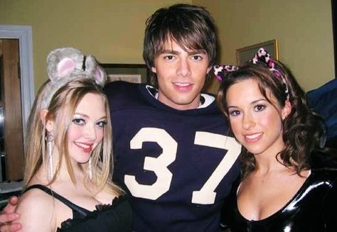 Love this picture from Aaron Samuels Halloween party. Aaron Samuels, Mean Girl 3, Gretchen Weiners, Mean Girls Halloween, Mean Girls Aesthetic, Jonathan Bennett, Lacey Chabert, Regina George, Amanda Seyfried