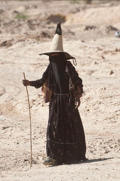 "The madhalla is a traditional hat used in Yemen worn by Hadhramaut female herders and field workers. The hats have a wide circular brim and a peaked top to keep them cool. They have been noted to resemble witch hats." Mongolian Tribe, Mongolian Fashion, Charles Freger, Mongolian Clothing, A Well Traveled Woman, People Of The World, World Cultures, Yemen, Mongolia