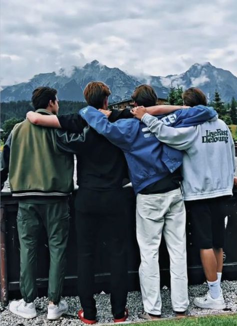 Boy Friend Group Photos, Guy Friends Photoshoot, Two Boy Best Friends Aesthetic, Male Friend Group Aesthetic, Guy Friend Group Aesthetic, Happy Friend Group, Guy Best Friends Aesthetic, Guy Friend Group, Boy Best Friend Goals