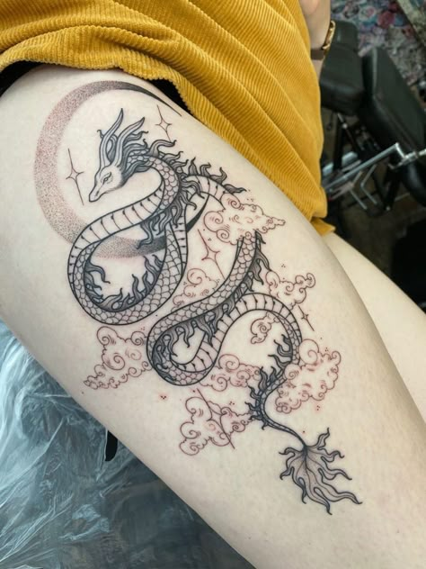 Dragon And Moon Tattoo, Dragon And Moon, Tattoo Lower Back, Zelda Tattoo, Finger Tattoo Designs, Tattoo Zeichnungen, Sun Tattoos, Tattoos Skull, Arrow Tattoo