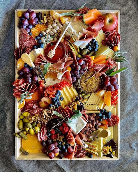 Roast Beef Charcuterie Board, Brunch Grazing Board Ideas, Grazing Table With Flowers, Mexican Party Food Table, Gracing Table, Exquisite Breakfast, Cheese Platers, Mexican Party Food, Charcuterie Display