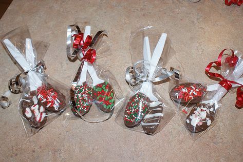 Christmas Chocolate Covered Spoons --  for melting in hot cocoa or coffee Diy Christmas Candy Jars, Chocolate Covered Spoons, Candy Spoons, Pink Pirate, Christmas Candy Jars, Diy Christmas Candy, Chocolate Spoons, Chocolate Ideas, Hot Chocolate Bar