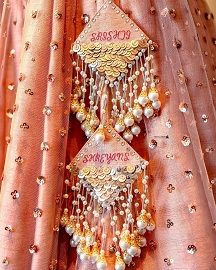 Bridal Lahenga Latakan, Tessals Design, Lehenga Latkan Designs, Lehenga Tassels, Tassel Ideas, Lehenga Look, Bride And Bridesmaid Pictures, Profitable Small Business Ideas, Bridesmaid Pictures