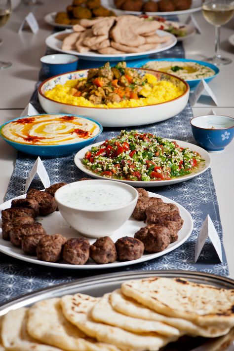 Feast Table Food, Arabian Dinner Table, Lebanese Feast Table, Dinner Party Middle Eastern, Arabian Nights Food Ideas, Arabian Nights Food, Greek Feast Table, Middle Eastern Feast, Middle East Cuisine