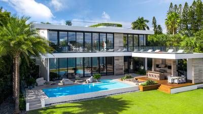 Sizzling $23.5 million mansion includes $500,000 kitchen and host of hot features – Sun Sentinel Cascading Water Feature, Beach 2023, Motor Court, Island Beach House, Modern Tropical House, Beach Estate, Palm Island, Miami Houses, Modern Mansion