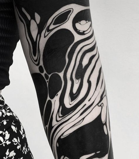 6,035 Likes, 100 Comments - Oscar Hove (@oscarhove) on Instagram: “SUMINAGASHI #suminagashi #barcelonatattoo #blackworktattoo #blackstyle #irezumi” Psycadelic Tattoo Art, Abstract Arm Sleeve Tattoo, Oil Slick Tattoo, Black Man Tattoo, Tattoo Background Filler Shading, Tatuaje Cover Up, Tattoo Pierna, Mini Tats, Organic Tattoo