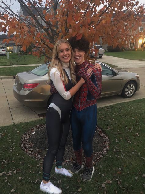 Gwen And Miles Halloween Costume, Spiderman And Spiderwoman Costume, Spider Man Halloween Costume Couple, Spiderman And Spider Gwen Halloween Costume, Spiderman Gwen Stacy Costume, Holween Ideas Costumes Couple, Spidergwen Halloween Costume, Halloween Spiderman Costume, Spider Man And Mj Halloween Costume