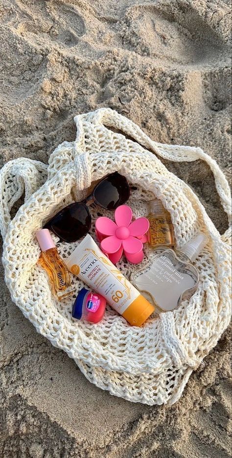 Beach Bag Essentials, Summer Details, Ocean Girl, Summer Picture Poses, Pool Picture, Holiday Bag, Beach Poses, Summer Break, Travel Beauty