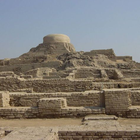 Mohenjo-Daro — like the rest of the Indus Valley Civilization — went into sudden decline for unknown reasons in 1900 BCE. The site was not rediscovered until the 1920s. The city also had several layers to it indicating that it had been destroyed and rebuilt multiple times. Another theory is that the Indus River moved: it’s currently 3 km from the site. Some historians believed the Indus civilisation was destroyed in a large war (as for the Hindu poems called “the Rig Veda” from around 1500 BC). Egypt Civilization, Mohenjo Daro, Ancient Babylon, Cradle Of Civilization, Indus Valley, Indus Valley Civilization, History Of India, Ancient Mysteries, Ancient India