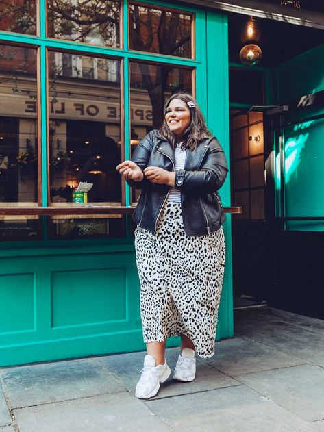 What to Actually Wear With a Midi Skirt and Look On Trend | Who What Wear Plus Size City Break Outfit, Midi Skirt Plus Size Outfits, Plus Size Midi Skirt Outfit, Skirt And Jumper Outfit, Winter Midi Skirt Outfit, Print Skirt Outfit, Leopard Print Skirt Outfit, Midi Skirt Plus Size, Fashion Week Dresses