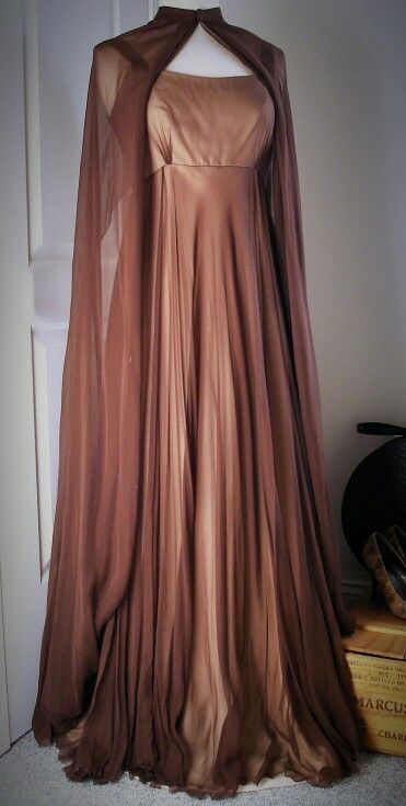 Chiffon Ball Gown, Gaun Abad Pertengahan, Chiffon Cape, Gown Cocktail, Dress Cape, Designer Evening Gowns, Fantasy Dresses, Medieval Dress, Brown Silk