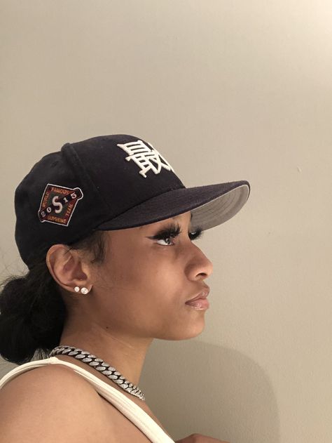 Face Cap Outfit For Women, Girls With Fitted Hats, Baseball Cap Outfit Black Women, Yankee Hat Outfits Black Women, Girls Wearing Caps, Fitted Cap Outfit Black Women, Fitted Cap Outfit, Fitted Hats Aesthetic, Cap Outfits For Women