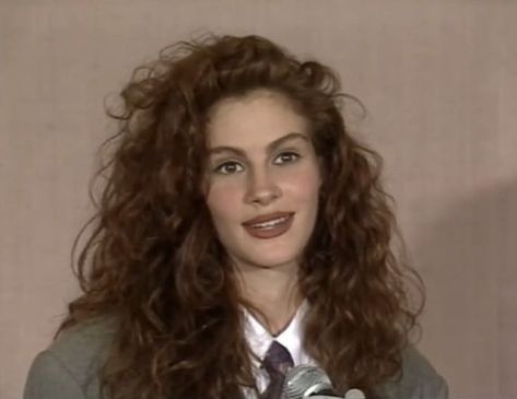 Julia Roberts Hair, Julia Roberts Style, Curly Hair Inspo, 90s Hairstyles, Curly Hair Inspiration, Julia Roberts, Long Curly Hair, Dream Hair, Long Curly