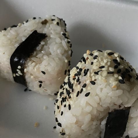 onigiri Onigiri Aesthetic, Ball Aesthetic, Japan Aesthetic, Rice Balls, Cute Food, Aesthetic Food, Asian Recipes, Love Food, Nom Nom