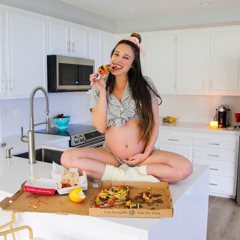 Pizza Maternity Photoshoot, Pizza Maternity Pictures, Kitchen Maternity Photoshoot, Pizza Pregnancy Announcement, Pregnant Eating, Eating Pictures, Second Baby Announcements, Baby Hunter, Pregnancy Cravings