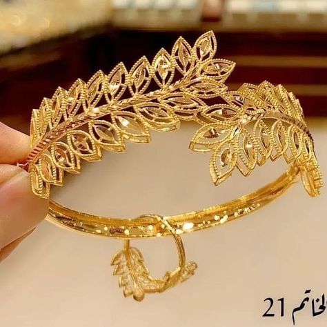 Arabic Luxury, Unique Gold Jewelry Designs, Gold Jewels Design, Modern Gold Jewelry, Bridal Jewellery Design, Jewelry Set Design, Gold Bridal Jewellery Sets, Gold Jewelry Stores, Leaves Design