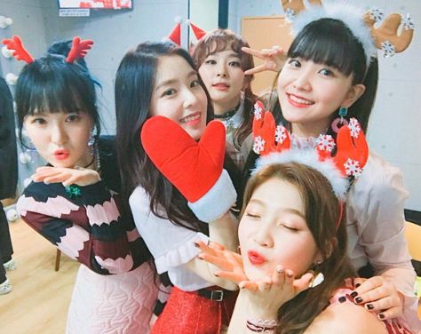 9 Times Red Velvet Proved They're Exactly Like Cartoon Network's We Bare Bears — Koreaboo Christmas Kpop, Red Velvet Christmas, Merry Christmas Baby, Velvet Christmas, Kim Yerim, Red Velvet Seulgi, Velvet Collection, Christmas Icons, We Bare Bears