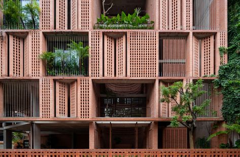 FRAME | Climate control: how a brick office in Vietnam facilitates passive cooling Toyo Ito, Basement Floor Plans, City Office, Office Pictures, Brick Architecture, H Design, Brick Facade, Natural Ventilation, Arch Daily