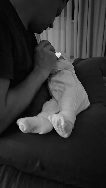 Dad And Newborn Daughter, Dads With Babies, Newborn Baby Aesthetic, Newborn With Dad, Dad With Newborn, Newborn Aesthetic, Dad And Newborn, Holding Newborn, Dad Aesthetic