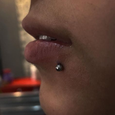 Piercing na boca
Piercing
Piercing no canto da boca Piercing Boca, Lip Ring, Lip Piercing, Body Mods, Lei, Piercings, Lips, Tattoos, On Instagram