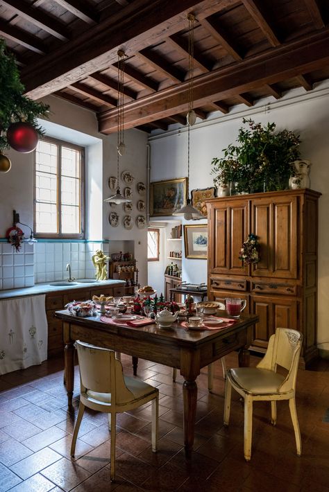 The Florentine house of the Loretta Caponi family | House & Garden Italian Kitchen Ideas, Maximalist House, Loretta Caponi, Cherry Wood Floors, Turquoise Tile, Mews House, Country Kitchens, French Country Kitchens, French Country Living Room