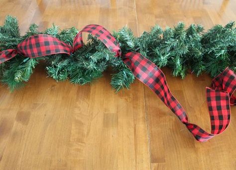 Christmas Garland Mantle, Diy Christmas Garland, Buffalo Plaid Christmas Tree, Christmas Mantel Decorations, Holiday Garlands, Christmas Mantle, 12 December, Christmas Swags, Diy Garland