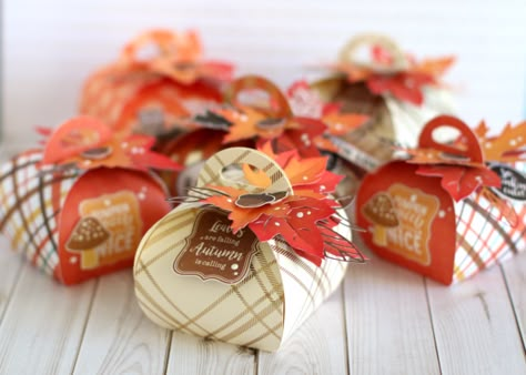 Hello friends! Do you enjoy making fall projects as much as I do? Anya here today and I would love to share a super quick way to make cute treat boxes that are sure to please anyone! I used the “A Perfect Autumn” collection along with gold foil specialty papers... Autumn Treats, Fall Favor, Thanksgiving Candy, Christmas Treats Holders, Thanksgiving Favors, Autumn Paper, Thanksgiving Treats, Candy Crafts, Echo Park Paper