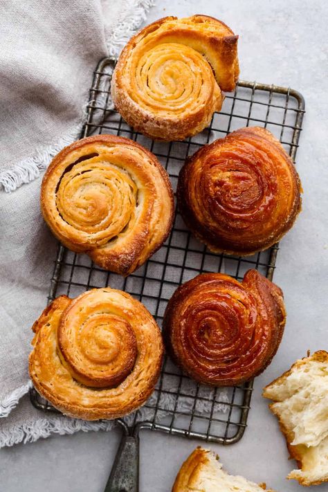 Apple Kouign Amann, International Pastries, Kouign Amann Recipe, Kouign Aman, Bun Recipes, Croissants Recipe, Sticky Rolls, Sweet Brunch