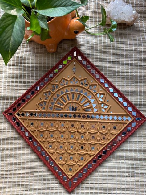 Lippan Artwork, Lippan Art Design, Arti Thali, Lippon Art, Lipan Art, Painted Mirror Art, Thali Decoration, Painting Indian, Mosaic Art Diy