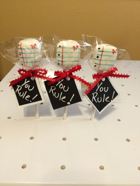 Back to school cake pops School Cake Pops, Back To School Cake, Perfect Cake Pops, Halloween Recipes Drinks, Strawberry Cake Pops, Teacher Cakes, Chocolate Desserts Cake, Cake Pop Designs, Appreciation Gifts Diy