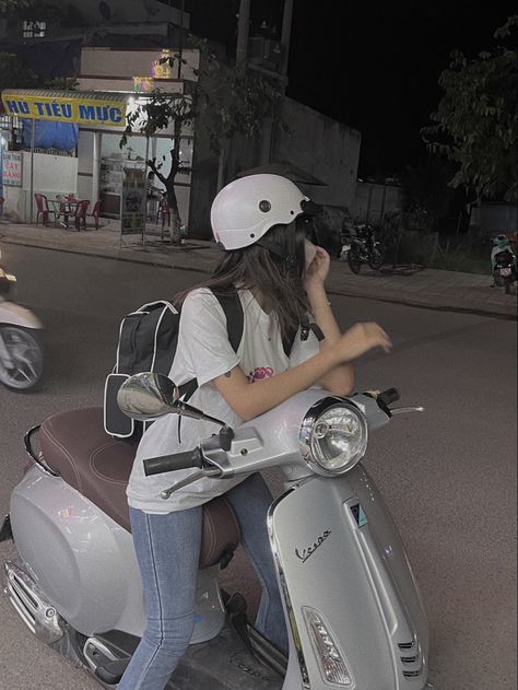 Scooter Girl Aesthetic, Scooty Aesthetic Photo, Scooty Bike Girl, Scooty Aesthetic, Scooty Girl, Activa Scooty, Moped Girl, Foto Vespa, Vespa Bike