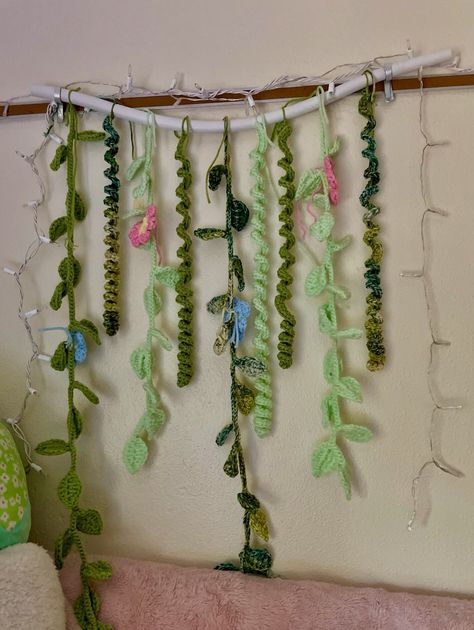 I made these vines with flowers for my daughters dorm room and love how they turned out! Can be made bigger or smaller if needed. Different color flowers can be made as well. Does not include the foam bar the vines are tied on. I NO LONGER HAVE THE MINT GREEN COLOR YARN. I HAVE BEEN USING GRASS GREEN INSTEAD AND IT LOOKS GORGEOUS Crochet Room Decor Wall Hangings, Hanging Flower Crochet, Crochet Hanging Vines, Crochet Vines, Vines With Flowers, Flower Room Decor, Grunge Room Decor, Crochet Hanging, Fairy Lights Bedroom