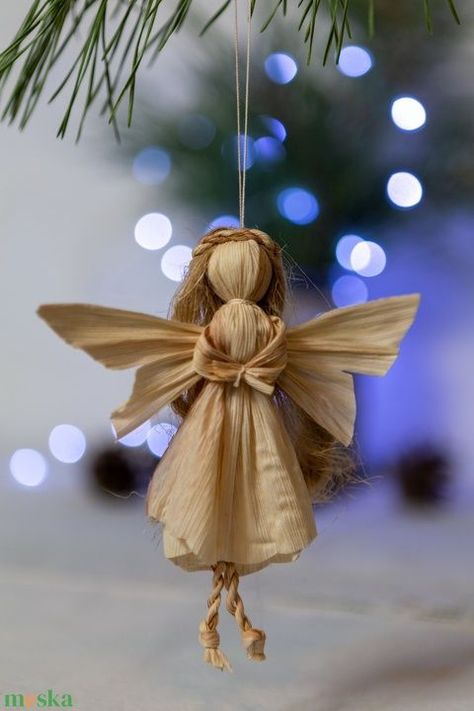 19 Traditional Christmas and Yule Craft Ideas for a Cozy Holiday Season - Morella&Ulalume Corn Husk Decor, Corn Dollies, Corn Husk Crafts, Yule Crafts, Corn Dolly, Corn Husk Dolls, Mexican Christmas, Handmade Angels, Corn Husk