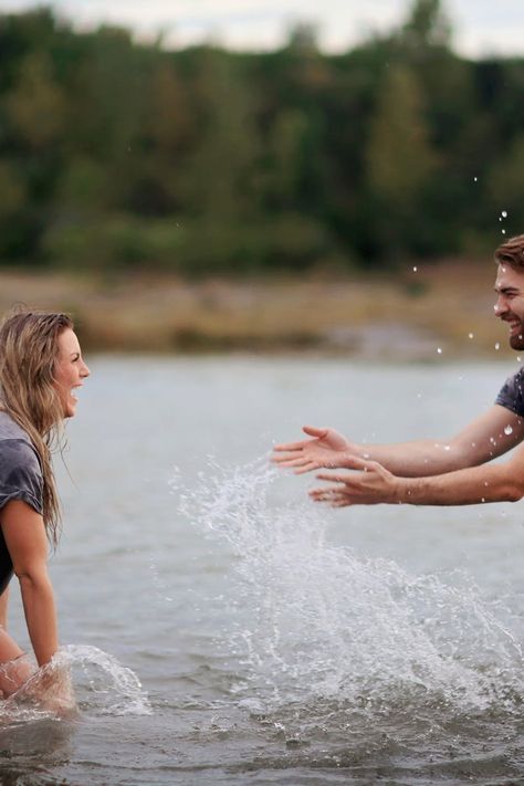 Water Photography Couples, River Side Couple Shoot, Engagement Pictures In Water, Couple Shoot In Water, Couples Beach Photoshoot In Water, Couple Water Photoshoot River, Couple Photos In Water, River Couples Photoshoot, Couples Photoshoot Water