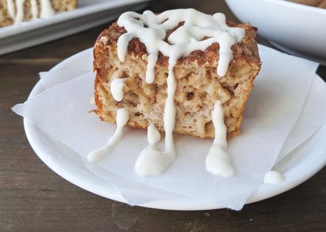 With the new year comes a renewed desire to eat meals that fill and fuel, without the calories. Amy Roskelley shares the recipe for Baked Cinnamon Roll Oatmeal. Cinnamon Roll Baked Oatmeal, Cinnamon Roll Oatmeal, Sweets Healthy, Sugar Free Icing, Low Calorie Baking, Greek Yogurt Breakfast, Eat Meals, Cinnamon Roll Bake, Protein Baking