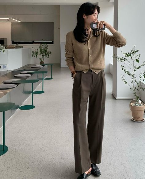 Asian College Outfits, Semi Casual Office Outfits Women, Business Casual Outfits Hijab, How To Take Outfit Pictures, Cozy Business Casual Outfits, Beige Pants Outfit Casual, Beige Trousers Outfit Casual, Korean Office Outfits Women, Triangle Outfit