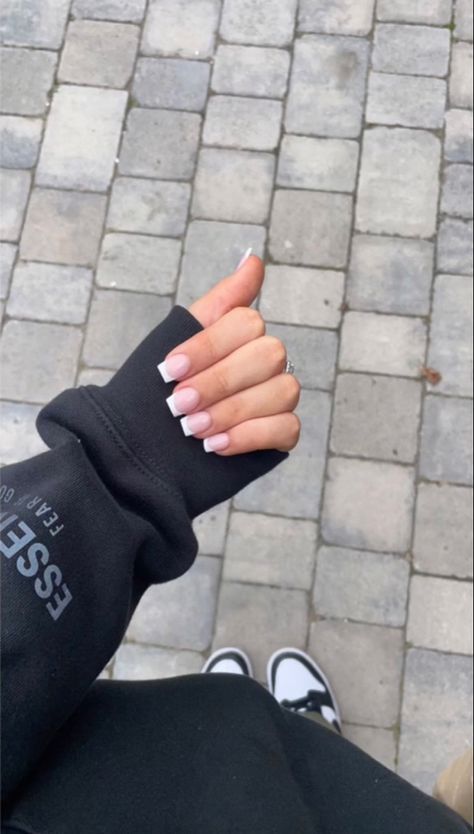 Nails Kurz, French Tip Nails Thick White, Short French Tip Acrylic Nails Thick White, Square Clean Girl Nails, Short French Nails, Holiday Acrylic Nails, Nude Nail Designs, Basic Nails, Ombre Acrylic Nails